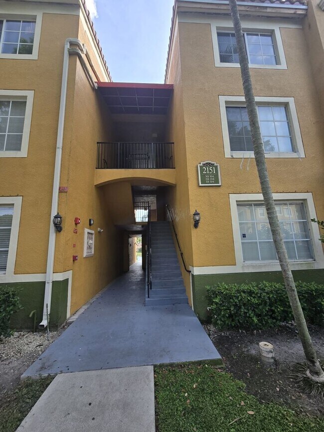 Building Photo - RESORT STYLE, BEAUTIFUL 2 BEDROOM AND 2 BATHROOMS ON THE TOP FLOOR