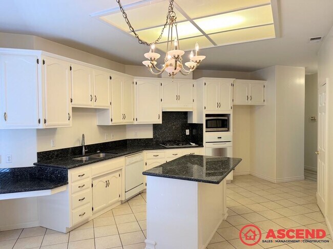 Building Photo - 4 Bedroom Home Next To CSUB!