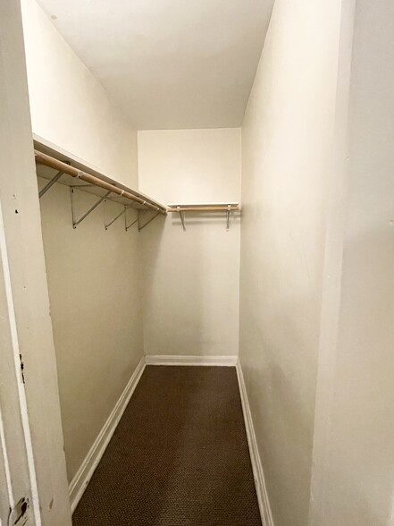 Building Photo - 2930 N Hamlin Ave