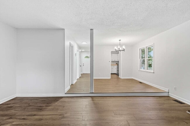 Building Photo - 3-Bed Spacious End Unit Townhouse