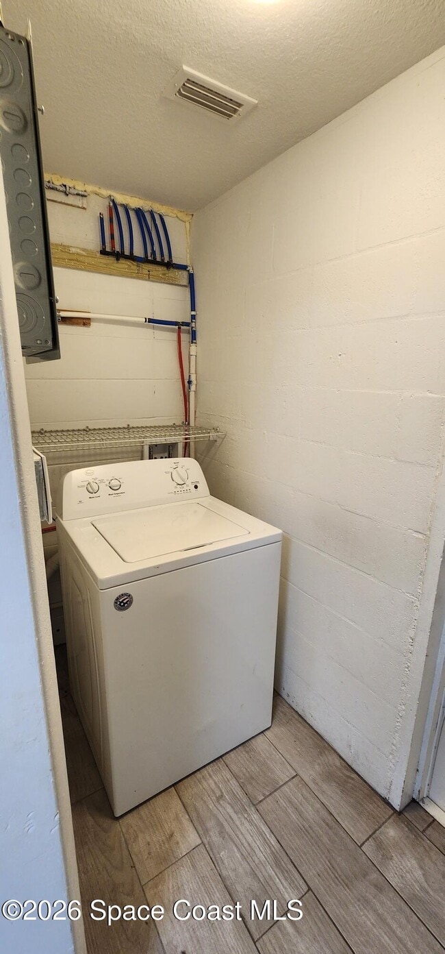 Building Photo - 1301 Lynne Dr