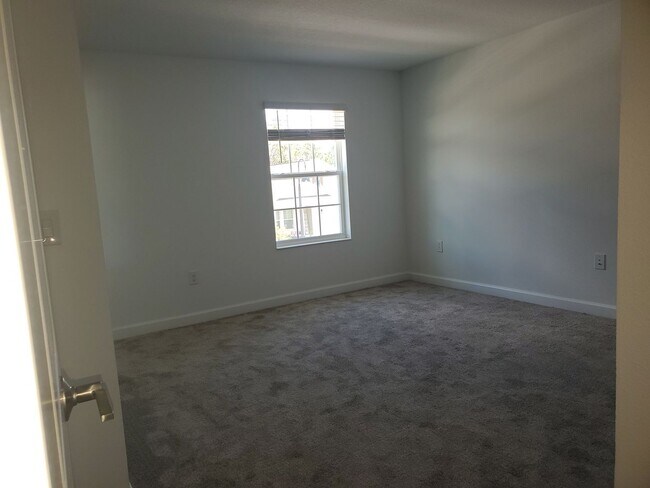 Building Photo - Spacious Bridgewalk Townhome