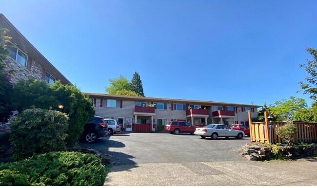 Building Photo - Vintage Main Floor 2 Bedroom in Hollywood ...