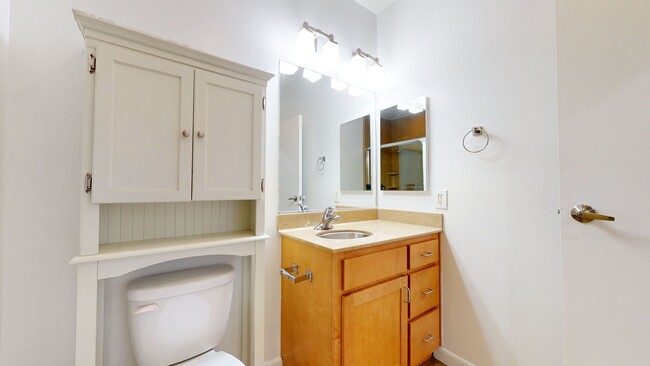 Building Photo - Beautiful condo in Jack London Square!