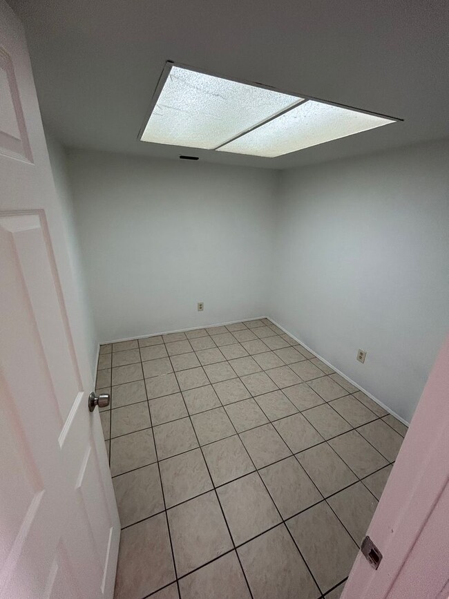 Building Photo - Step inside and be captivated by the warmth of this House!