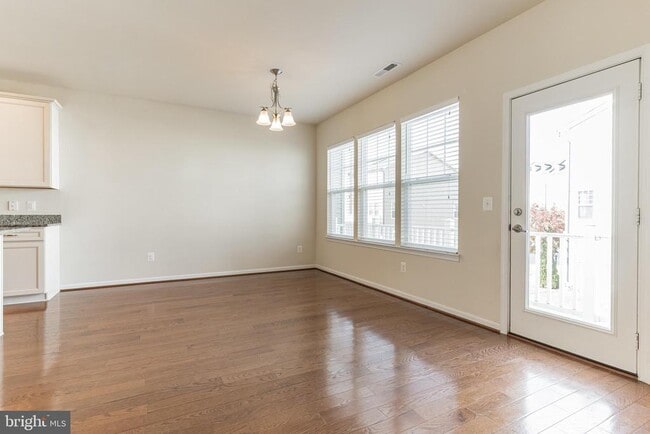 Building Photo - 25621 Pleasant Valley Rd