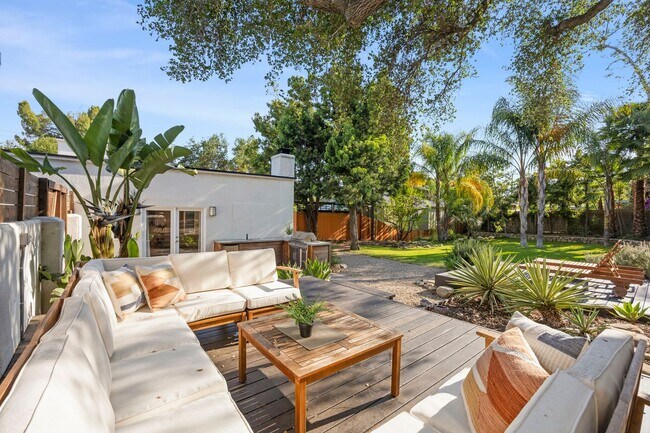 Building Photo - Upscale Downtown Living