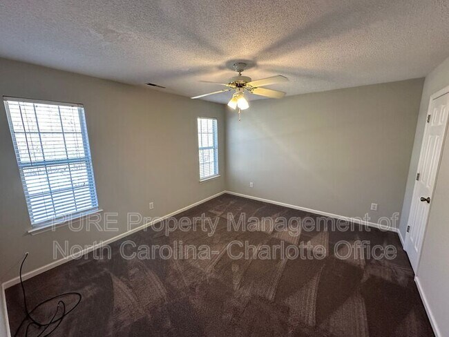 Building Photo - 12115 Landing Green Dr