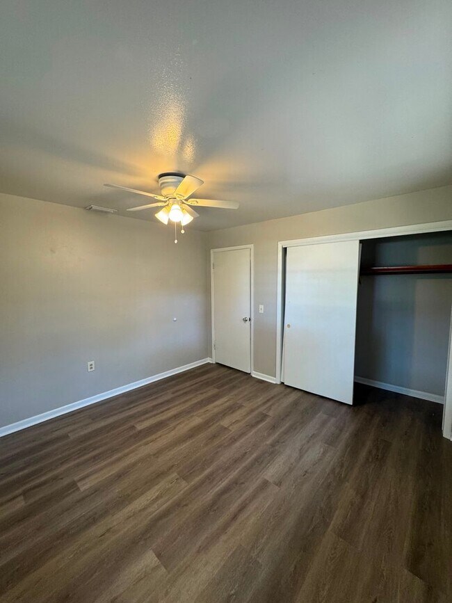 Building Photo - No HOA. Oversized 3/2 Home. NEW PHOTOS COMING SOON