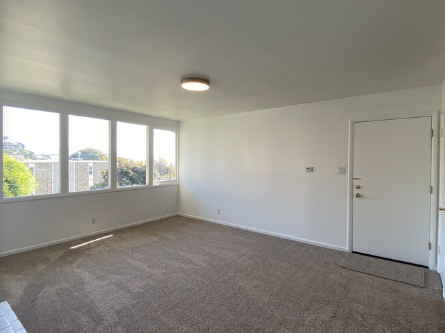 Building Photo - 1BR/1BA Charmer! BAY VIEWS and Parking! Laundry On-Site! Balcony! PROGRESSIVE