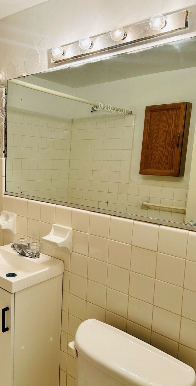 Building Photo - 1577 N Colonial Terrace