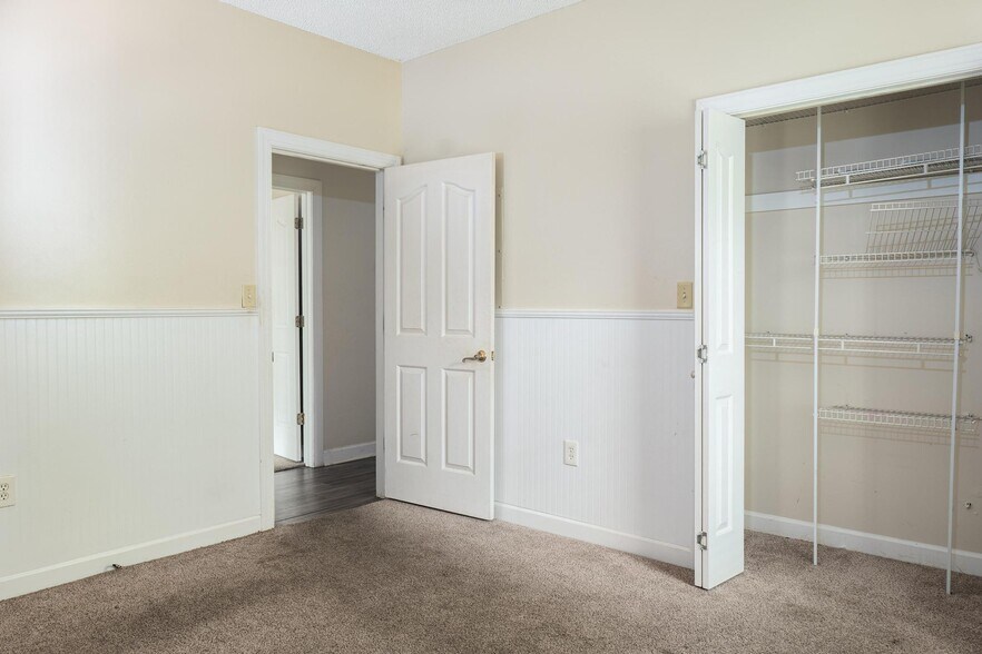 Building Photo - 680 Herring Dr