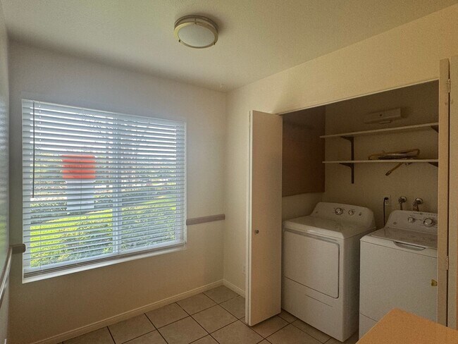 Building Photo - 3 bedroom 2 bathroom Condo in Riverside