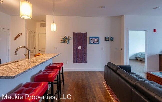 Building Photo - 2 br, 2.5 bath House - 304 West Kirkwood #308