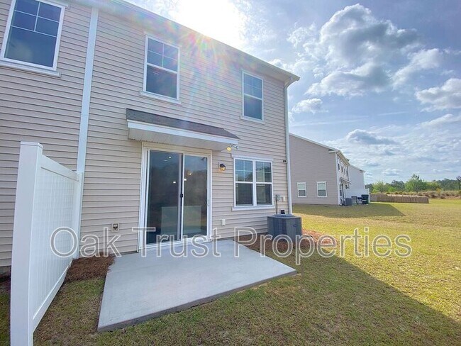 Building Photo - 121 Wild Holly Dr