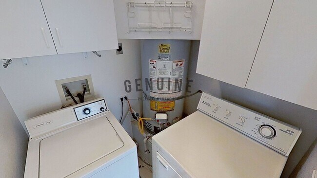Building Photo - Charming 1Bd Upstairs Condo w/ Den & Garage