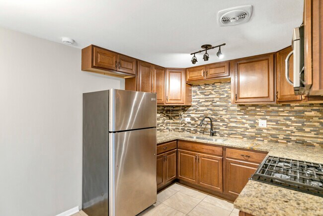 Building Photo - 1321 Yarmouth Ct