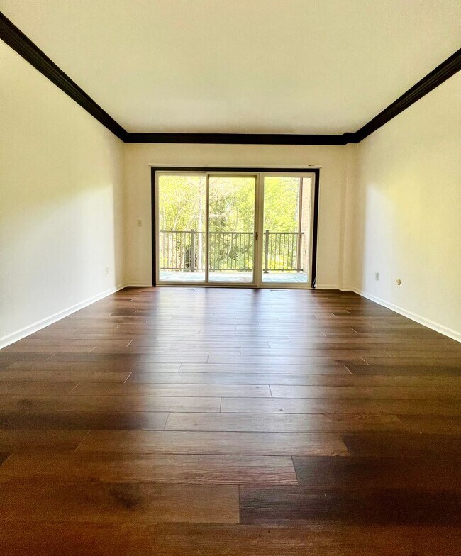 Building Photo - Lake Villa 4040- PLACEMENT