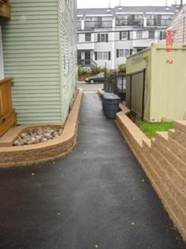 Building Photo - 3-Bedroom Oak Sq. Brighton