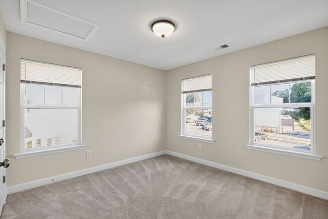Building Photo - 559 English Oak Ln