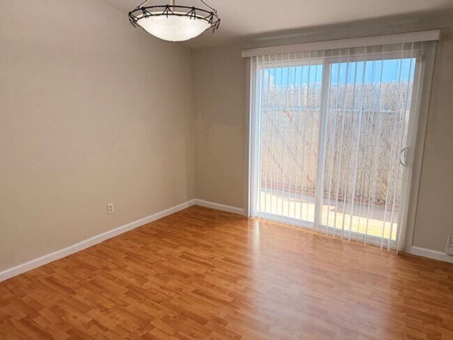 Building Photo - 3 bedroom 2 bath house for Lease