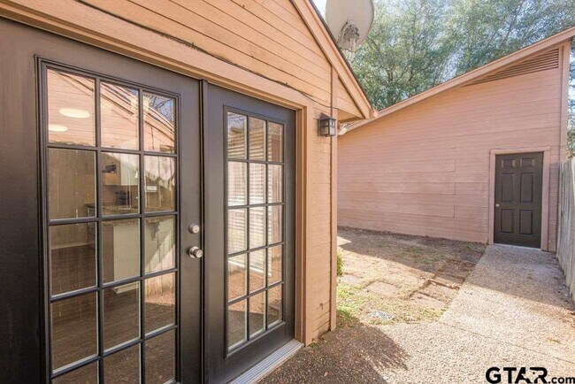 Building Photo - 5823 Hollytree Dr