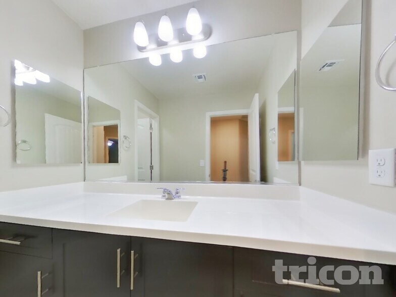 Building Photo - 12576 W Lindbergh Dr