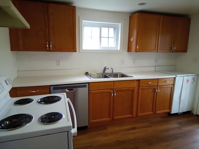Building Photo - Maryville 37804 - 1 bedroom, bath in duplex, bottom unit - Contact Sharon Arnwine (865) 313-7215