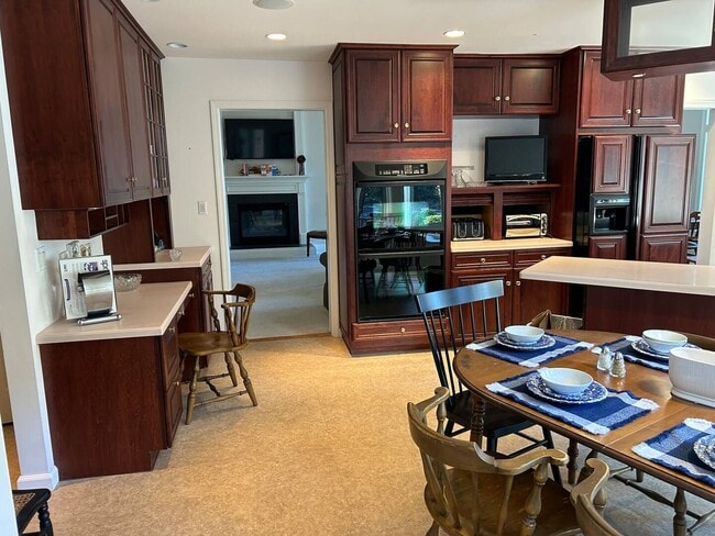 Building Photo - 4 Bedroom 3.5 Bath House Furnished With At...
