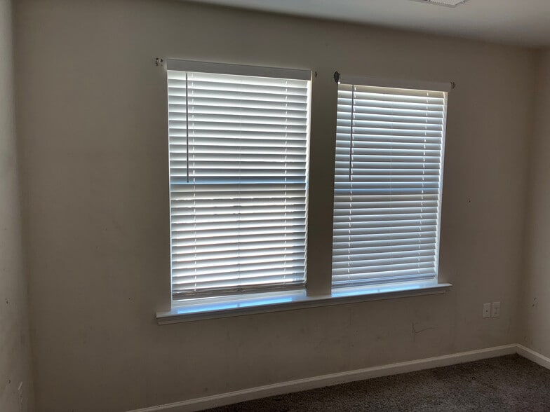 Building Photo - Room in House on Hopper Cir