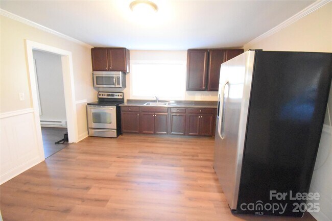 Building Photo - 337 Fox St SW