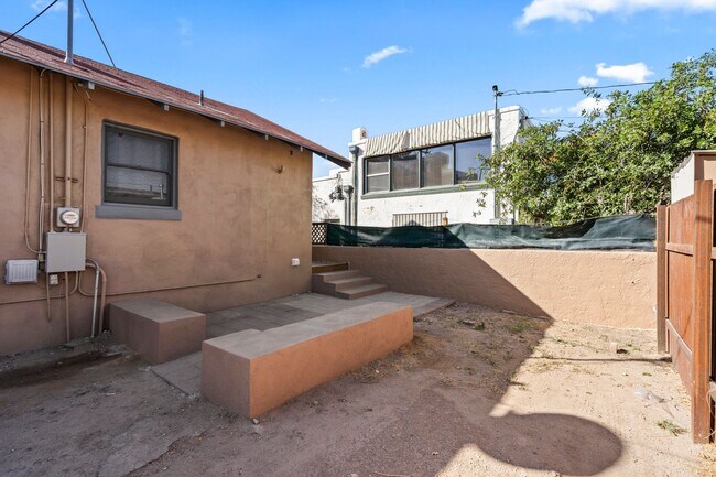 Building Photo - 1541 E Mabel St