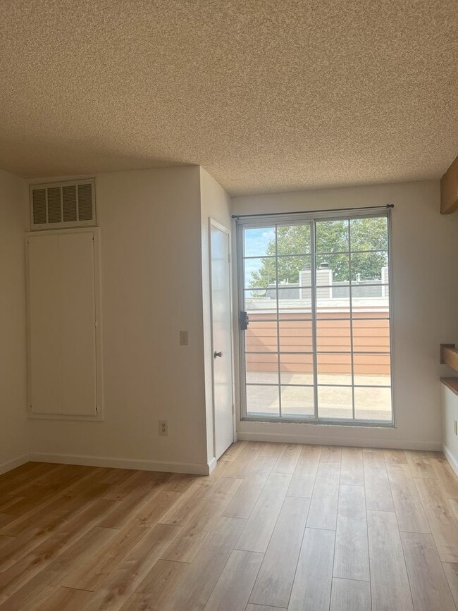Building Photo - Available Now! 1 Bedroom + Loft