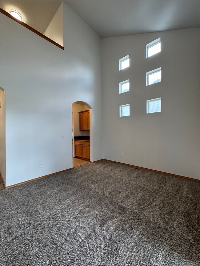 Building Photo - Large 4 Bed Rental in Established Neighbor...
