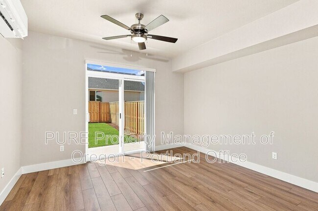 Building Photo - 588 NE Alderwood Dr