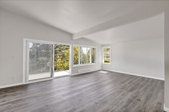 Building Photo - 10607 Des Moines Memorial Dr