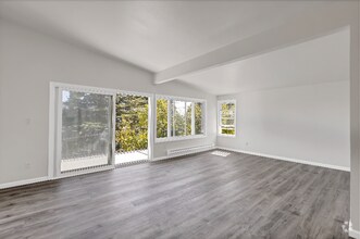 Building Photo - 10607 Des Moines Memorial Dr