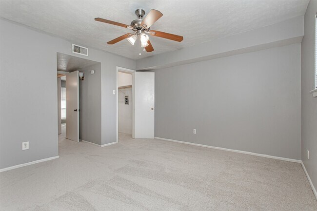 Building Photo - 10248 Regal Oaks Dr