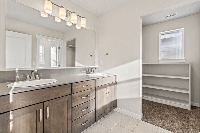 Building Photo - Beautiful 4bd/2.5ba Home in the Moxie Ridge Community!