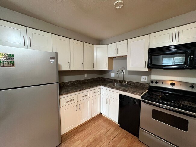 Building Photo - 1 Bedroom 1 Bathroom Apartment in East Denver **Move-In Special**