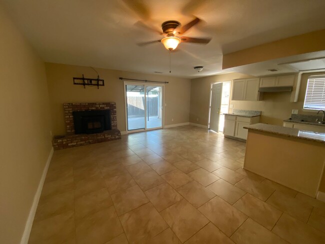 Building Photo - Charming home for rent in Visalia