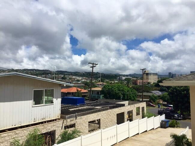 Building Photo - Aiea: 2 Bed, 1 Bath, 1 Parking, Duplex Unit