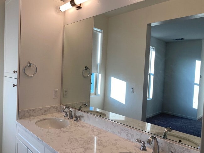 Building Photo - Vibrant 3 story 2bed/2.5bath home at the Mill at Broadway