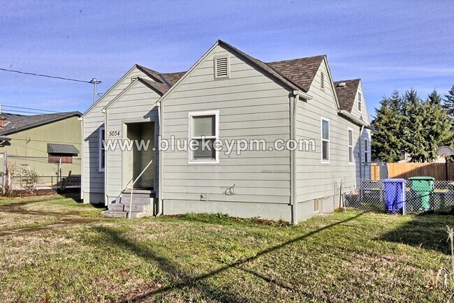 Building Photo - 3 Bed, 1.5 Bath Home with Large Yard and Parking Area in SE Portland
