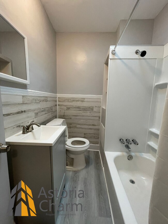 Building Photo - 2 Bedroom + Den with Finished Basement & Fenced Yard