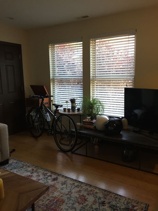 Building Photo - 724 S 20th St