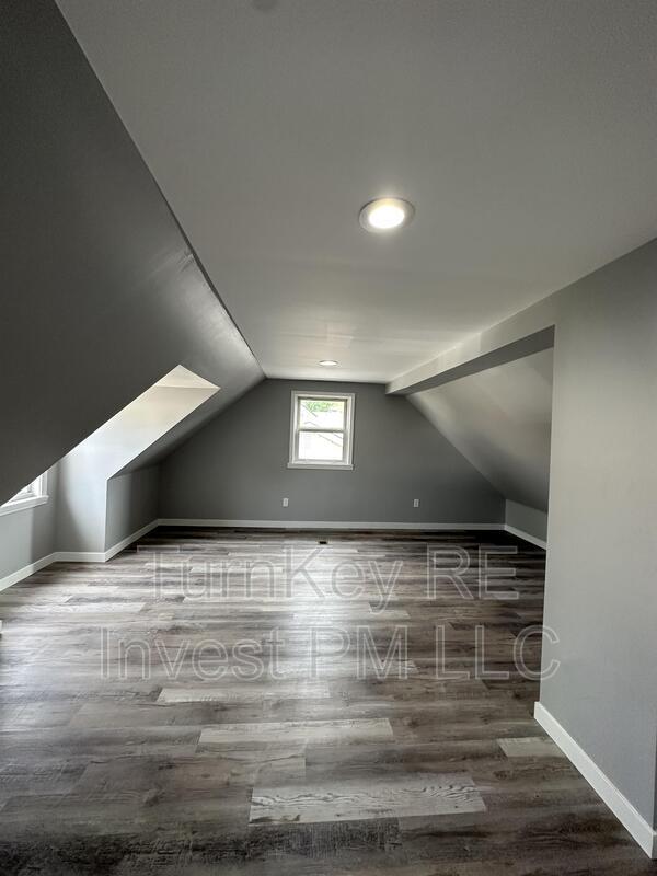 Building Photo - 18108 Oakwood Ave