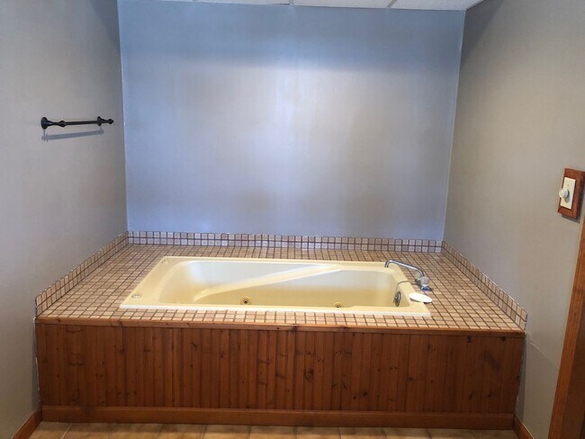 Building Photo - 4Bed/3Bath, Ranch-Style Home in Wooded Area