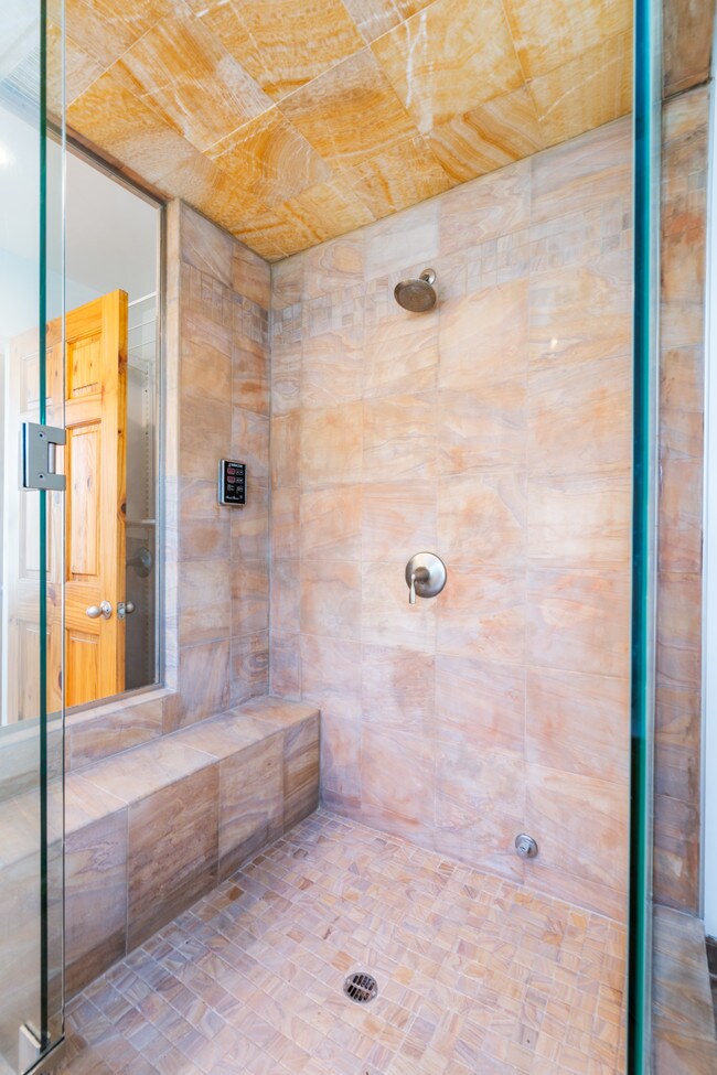 Steam shower MBR - 17001 Bollinger Dr