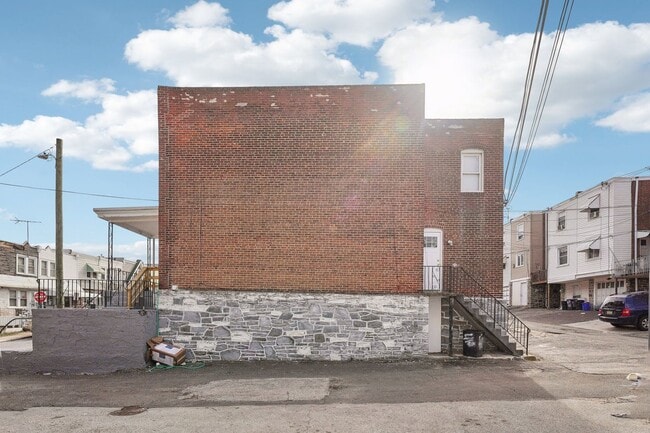 Building Photo - 3 Bedroom, 1.5 bath townhome